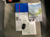 取扱説明書やメンテナンスノートもそろっています。スマートキーは荷物を持っている時でも、キーを取り出さずドアの施錠・開錠ができます。