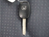 ◆キーレス◆雨が降っているのに傘がない・・車のところまで走ってカギを開けていたらズブ濡れ・・こんなことにならないようにキーレスはボタンを押せばカギが開錠されますので濡れる量も減ります!
