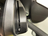 自動防眩機能を備えたルームミラー。ETC車載器を搭載しておりスタイリッシュかつ機能性を兼ね備えております。