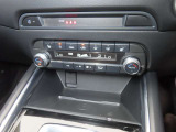 運転席と助手席それぞれで温度調整が可能なオートエアコンに加え、ステアリングヒーターと前二席分のシートヒーターが車内を快適に保ちます。
