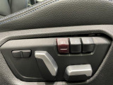 【メモリー機能付きパワーシート】運転手が代わってもボタン一つで設定ポジションに。常にご自身のドライブ設定が整います。