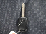 ◆キーレス◆雨が降っているのに傘がない・・車のところまで走ってカギを開けていたらズブ濡れ・・こんなことにならないようにキーレスはボタンを押せばカギが開錠されますので濡れる量も減ります!