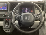【ハンドル】運転にかかわる様々な操作を安全に行えるように視点移動が少なく操作性に配慮されたスイッチ類が凝縮されたコックピットです。