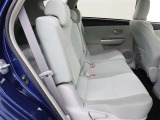 <2列目シート>後部座席のスペースもしっかり確保しております。大人の方が乗るにも十分で、チャイルドシートをつけてもお子様の乗り降りもラクラクです。長時間ドライブも疲れにくそうですね。