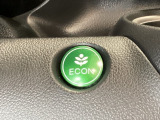 ECON モードをON にするとアクセルペダルの動きに対するエンジンの反応とエアコンの制御を切り換えることで、燃費のいい運転をするドライバーがペダルを踏んだ時と同じようにエンジンを制御します。