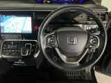 【ハンドル】運転にかかわる様々な操作を安全に行えるように視点移動が少なく操作性に配慮されたスイッチ類が凝縮されたコックピットです。