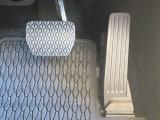 自然なドライビングポジションを実現するオルガン式アクセルペダルを採用。足の踏みかえがスムーズで長距離でも疲れにくい設計です。車種専用フロアマットも装備され、足元から快適なドライブを支えます。