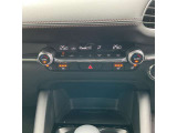 エアコンは運転席/助手席独立コントロール機能付き。運転席/助手席シートヒーターも装備しています。その下には、Qi規格対応のワイヤレスチャージャーを備えています。