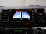 パノラミックビューモニター付きです。車両を上から見たような映像をディスプレイオーディオ画面に表示。運転席からの目視だけでは見にくい、車両周辺の状況をリアルタイムでしっかり確認できます。