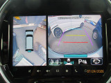 駐車する際、見通しの悪い場所や狭い道での運転を行いやすく、合計4ヶ所に設置したカメラの映像を合成・処理をして、真上から見ているような映像を映し出してくれます。