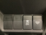 VSA装備車です。VSAはドライバーの操作と車の動きを見守っています。もし車の挙動が乱れたとき、4輪別々にブレーキをかけたり、エンジンパワーをしぼることによって車を安定させます。