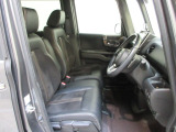 すわり心地の良い運転席・助手席です。長時間のドライブの疲れ軽減に貢献します。どうぞ快適なドライブを。