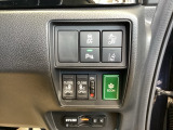 パワースライドドアの開閉はスマートキーのリモコンやドアノブは勿論、運転席側のスイッチ操作でも開閉ができ、安全・簡単です。