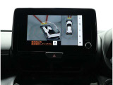 サイドクリアランスビュー表示中に、旋回時の運転操作に合わせて自動で車両を斜め後方から見たような映像を表示。