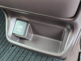 12V電源ソケット付き。ドライブ中の充電にも対応できる便利な装備です。