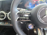 ハンドルスイッチ(左)は、運転中に手を離さずナビ画面を安全に操作できます。