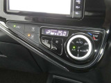 【オートエアコン】車内温度を感知して自動で温度調整をしてくれるのでいつでも快適な車内空間を創り上げます!どの席に座っても快適なドライブが楽しめます♪