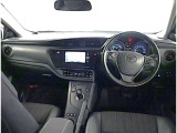 デザインもよく、居心地のよい運転席ですね。分かりやすいスイッチ類ですから操作もしやすく運転をサポートします。ぜひご来店いただき、実際にお座りいただいてステアリングを握ってみてください!