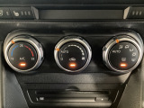 空調スイッチ類は最近流行のタッチパネル式ではなく、運転中でも直感的に操作できるダイヤル式を採用しております。