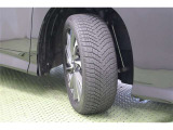 タイヤサイズ 205/55R17。乾いた路面はもちろん、濡れた路面でも十分なブレーキ性能を発揮するオールシーズンタイヤ装着。不意の降雪にも付替え不要で走行できるので安心です。
