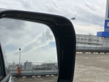 【ブラインドスポットアシスト】車線変更時に目視できない車を検知すると、検知した側のミラーに警告ライトが点灯。更にステアリングを制御し、アシストします。