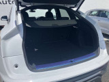 開口部が低く設定されているので、荷物の積み下ろしがスムーズに行えます。更に分割可倒式リアシートの採用でシートのバックレストを倒すと、大きく長い荷物も積み込めます。