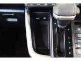 データ通信/給電用と、給電用(Type-C)のUSBポートが装備されています。車内にあると便利なアイテムですね! 充電中のスマホなどの置き場に便利なポケットは使わないときはフタをしておけます。
