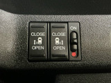 【両側パワースライドドア】両側がパワースライドドアになっており、運転席のスイッチやスマートキーでも開閉が可能です!開口部も広いので乗り降りも楽々♪