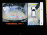 パノラミックビューモニター付きです。車両を上から見たような映像をディスプレイ画面上に表示。運転席からの目視だけでは見にくい、車両周辺の状況をリアルタイムでしっかり確認できます。