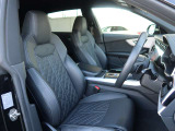 Audi車はどの車種も全てレザーハンドルです。そこにはAudiのこだわりがあり質感の高いレザーでしっかりと手に馴染み、高級感を演出します。