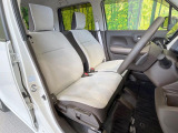 運転席まわりには十分なスペースがあり、大柄な方でもゆったり運転していただける環境です。