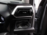 運転席のカップホルダーはエアコンの吹き出し口にありますので冷やしたり温めたりすることが出来ます☆