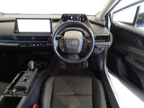 革巻きステアリングで快適な操作性の運転席です。