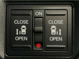 【両側パワースライドドア】両側がパワースライドドアになっており、運転席のスイッチやスマートキーでも開閉が可能です!開口部も広いので乗り降りも楽々♪