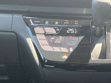 タブレット端末のようなタッチパネル式のオートエアコン採用。凹凸のない滑らかな表面で操作感を高めています。