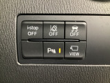 運転席脇のクラスタースイッチ部分にはカメラ切り替えスイッチ、パーキングセンサー、その他走行系スイッチを集中配置しております。