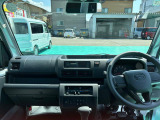 運転のしやすさを最優先に設計された見晴らしの良いインパネ。車両間隔が掴みやすく狭い道でも安心。