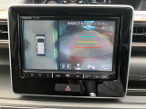 360度ビューカメラを搭載。4方の小型カメラの映像を処理し、車両真上からの映像に変換しています。