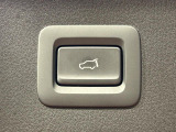 【パワーバックドア】スマートキーや運転席のボタンを押すだけでリアゲートが自動で開閉します!荷物を持っている時や、高い位置にあるバックドアを閉める際に便利な機能です♪