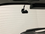後方にもドライブレコーダーのカメラが付いています。前後両方でお車の周りを監視・記録いたします。