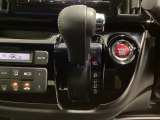 CVT車のセレクトレバーです。低速から高速まで、変速ショックのないスムーズな走りを実現するとともに、エンジン効率のよい領域を維持することで燃費にも貢献します。