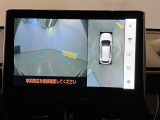 映像で見づらい車両周辺の確認をアシスト。クルマを真上から見ているような映像を表示。 運転席から確認しにくい車両周囲の状況を把握。