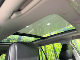 【大型サンルーフ】車内の解放感が一気に上がる大型のパノラマルーフ!季節を問わず開放的で快適なドライブをお楽しみいただけます。流通量も少なく希少価値の高い人気の装備です♪