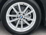 BMW純正17インチホイール。洗練されたデザインで、足元の個性を引き立てます。