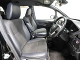 ゆったり室内で運転もしやすいです♪使い勝手の良い配置も考えられています!!