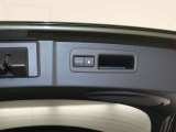 電動で開閉するパワーバックドア装備しています
