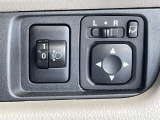 【電動格納ミラー】サイドミラーは電動格納式となっており、狭い駐車場でもキズがつくリスクを抑えられます。