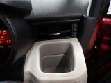 運転席のカップホルダーはエアコンの吹き出し口にありますので冷やしたり温めたりすることが出来ます☆
