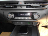 車内の室温を自動で一定に保ってくれる便利なオートエアコンが付いています。温度を設定するとクルマがエアコン噴出し温度を上げたり下げたり風量を変えたりしてくれるので運転に集中が出来ますよ。