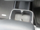 運転席助手席両方で使えるドリンクホルダーです。